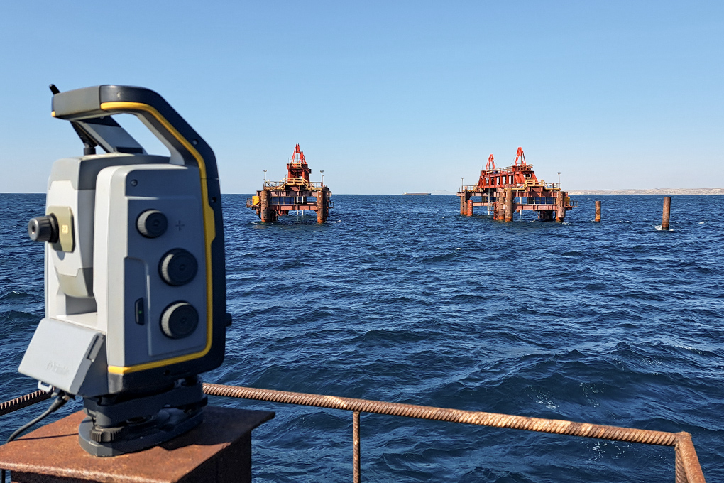 Производство морских операций по установке защитных сооружений над обломками затонувших судов